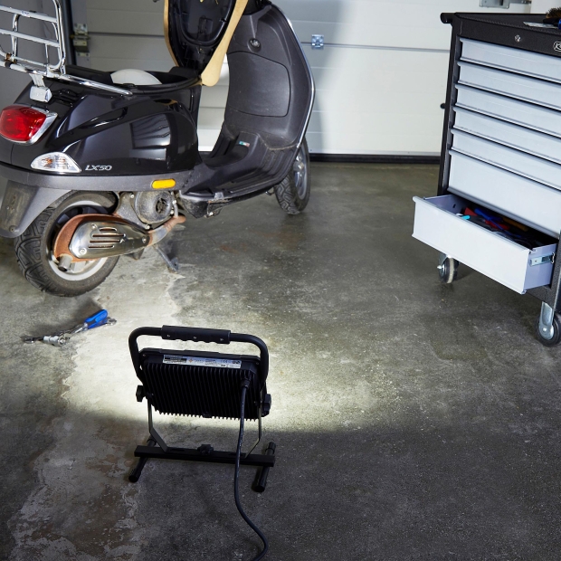 LED Blackline Baustrahler mit Standfuß (150W, 12500 Lumen, IP65)
